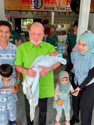 Seri Paduka Baginda turut meluangkan masa bergambar bersama sebuah keluarga yang baru sahaja menyambut kelahiran cahaya mata. Gambar Kredit: Sultan Ibrahim Sultan Iskandar / Facebook