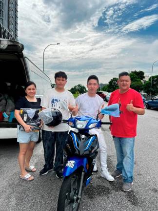 Giving a RM3,800 motorcycle to a young gentleman, Luo's generosity knows no bounds.
