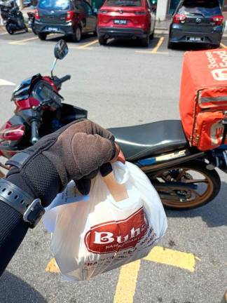 “It’s okay, sis. Please let your daughter eat” - M’sian rider helps hungry mother and child who couldn’t pay for food