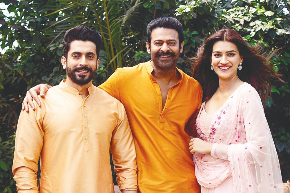 Sunny Singh, Prabhas, and Kriti Sanon in a promo shoot for Adipurush. – INSTAGRAM $!Sunny Singh, Prabhas, and Kriti Sanon in a promo shoot for Adipurush. – INSTAGRAM