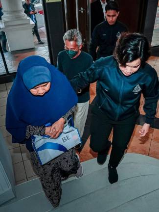 Sepasang suami isteri didakwa di Mahkamah Sesyen hari ini atas 75 pertuduhan membabitkan penerimaan deposit tanpa lesen, menawarkan skim pelaburan tidak berdaftar dan pengubahan wang haram berjumlah RM52.893 juta sejak 2016 hingga 2024- Bernama