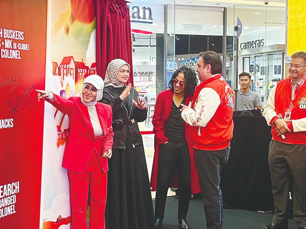Ella, Siti, Amy and Nehchal having a conversation. – S. TAMARAI/THESUN $!Ella, Siti, Amy and Nehchal having a conversation. – S. TAMARAI/THESUN