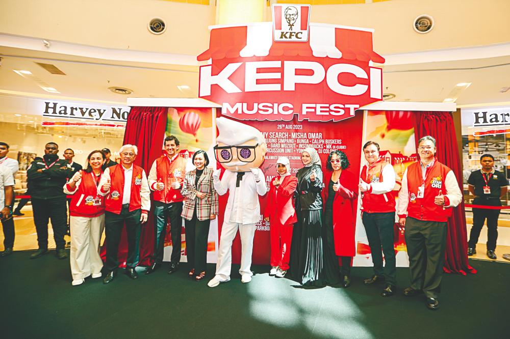 QSR Brands Chairman Tan Sri Jamaludin Ibrahim with Misha Omar, Ella, Siti, Amy and Nehchal. – KFC