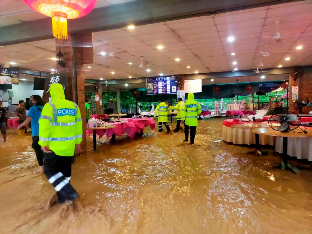 Flash flood monitoring in the Bukit Tinggi police station area under the administration of the Bentong District Police (IPD) headquarters. Pix credit: Facebook/Polis Bentong