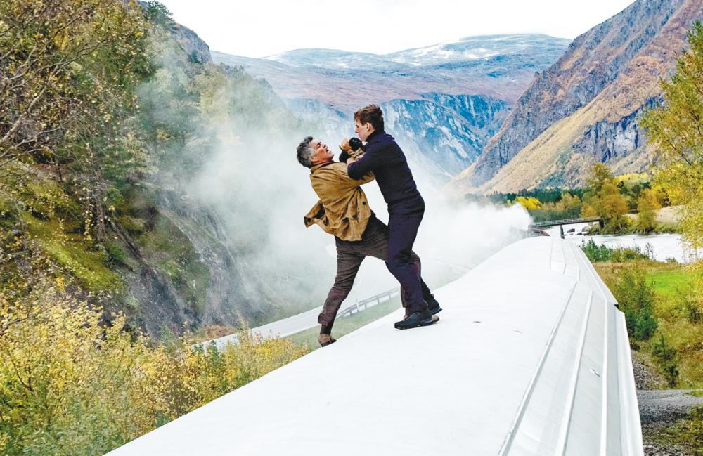 Fighting scene between Morales and Cruise. $!Fighting scene between Morales and Cruise.