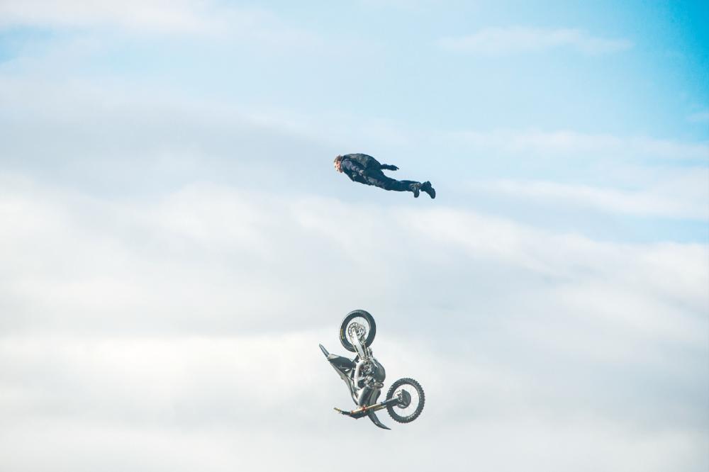 Cruise jumps off a cliff on a motorcycle. $!Cruise jumps off a cliff on a motorcycle.