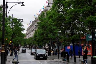10,000 London cabbies sue Uber for millions over taxi-booking rules