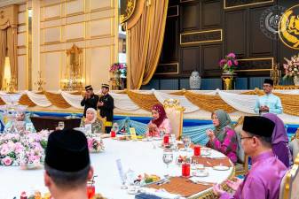 Queen graces breaking-of-fast event with single mothers, orphans