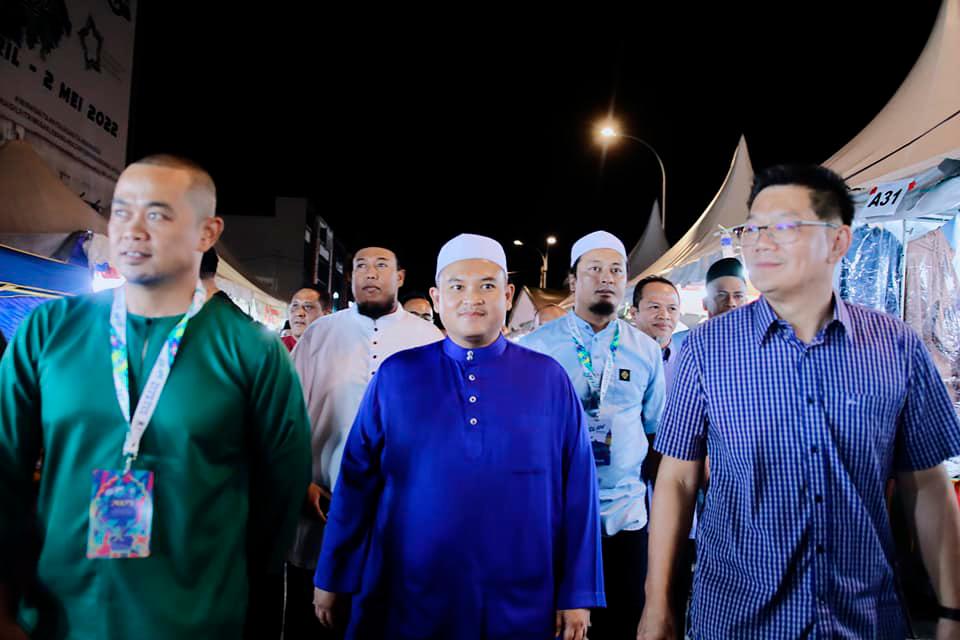 Ahli Dewan Undangan Negeri (ADUN) Paya Rumput Datuk Rais Yasin (tengah). Kredit: Facebook/Rais Yasin