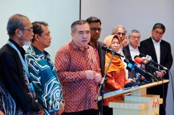 Transport Ministry finalising bus driver card regulations, says Loke