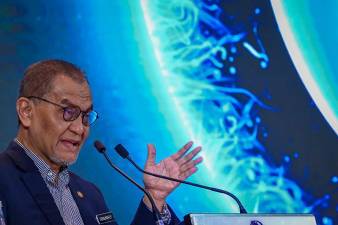MOH assures to disclose AEFI data of Covid-19 vaccines – Dr Dzulkefly