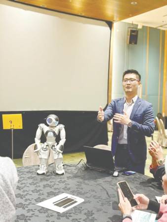Dr Tan providing insights to school teachers on how to use AI and machine learning to enhance their STEM teaching strategies during a symposium in 2024.