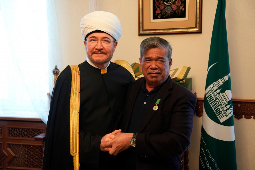 Moscow, Russia, Tuesday 16 May 2023 | YB Datuk Seri Haji Mohamad Bin Sabu, Minister of Agriculture and Food Security was awarded the ‘Medal of Spiritual Unity’ by Ravil Gaynutdin, Grand Mufti of the Russian Federation who is also the Chairman of the Muslim Spiritual Board, Russian Federation. Pix credit: Facebook/Mohamad Sabu