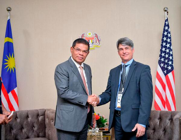 LANGKAWI, 24 May 2023 - Honorable Visit of H.E Brian D. Mcfeeters Ambassador Of The United States Of America to YB Datuk Seri Saifuddin Nasution bin Ismail Minister of Home Affairs at the Mahsuri International Exhibition Centre. Pix credit: Facebook/KDN