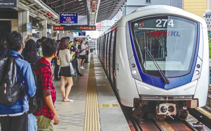 The government should redouble its efforts to attract more people to use public transport, especially given that the Klang Valley accounts for some 25% of the country’s population. – BERNAMAPIC