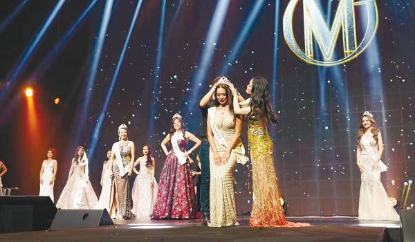 Crowning Alcantara as the victor in the Mrs Malaysia Classique Globe category. – PICS COURTESY OF MRS MALAYSIA GLOBE.