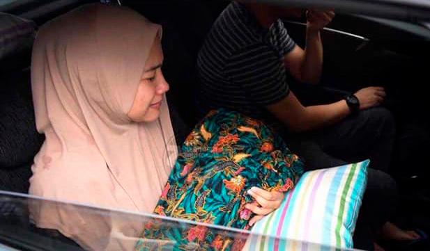 Ibu bapa mangsa bayi Adam Rayqal Mohd Sufi, Mohd Sufi Naeif Mohd Pauzi dan Farrah Madihah Othman