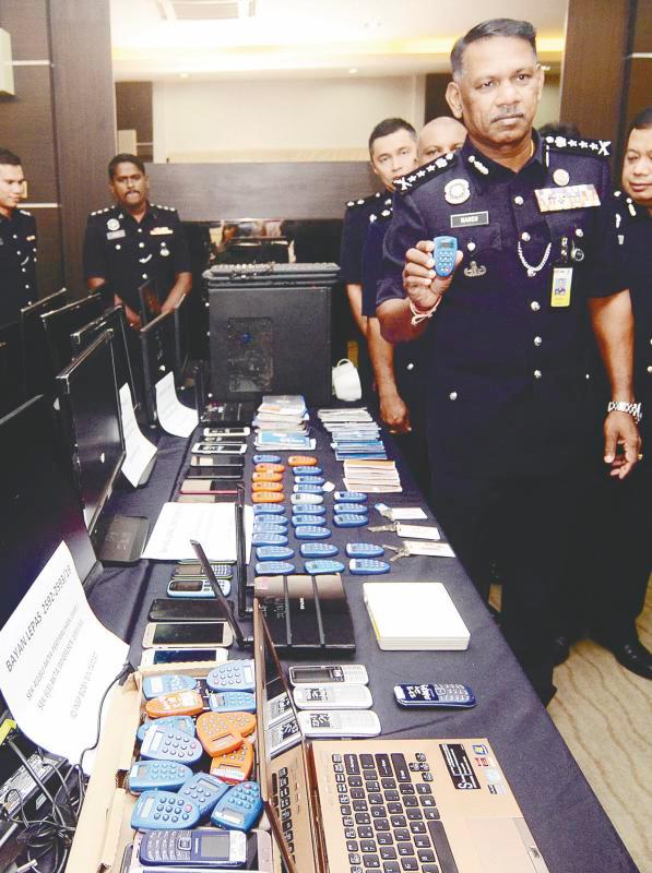 Police operations have been effective against black market online gambling rings but the public must also play a part in eradicating the scourge. – BERNAMAPIX