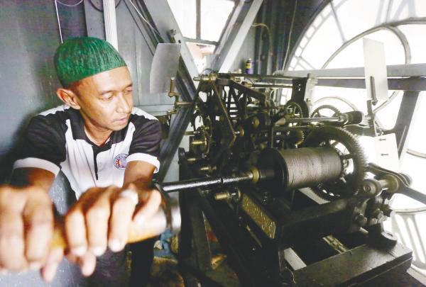 Hisham puts in his own time to maintain the clock at Menara Condong Teluk Intan. – BERNAMAPIX