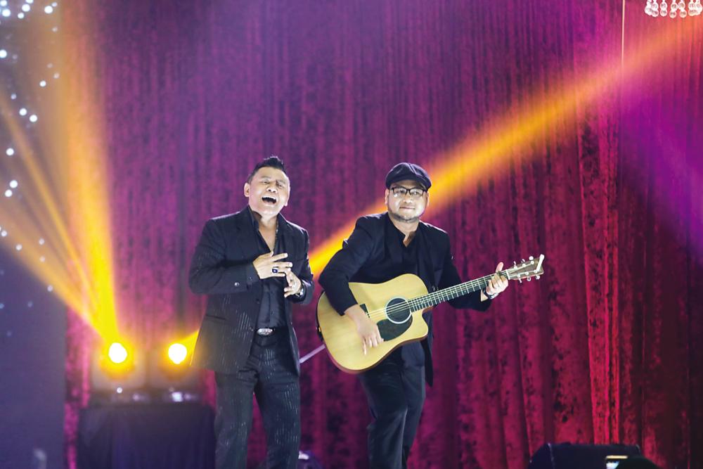 $!Singer Zainal wowed audiences with his popular hit Hijau.