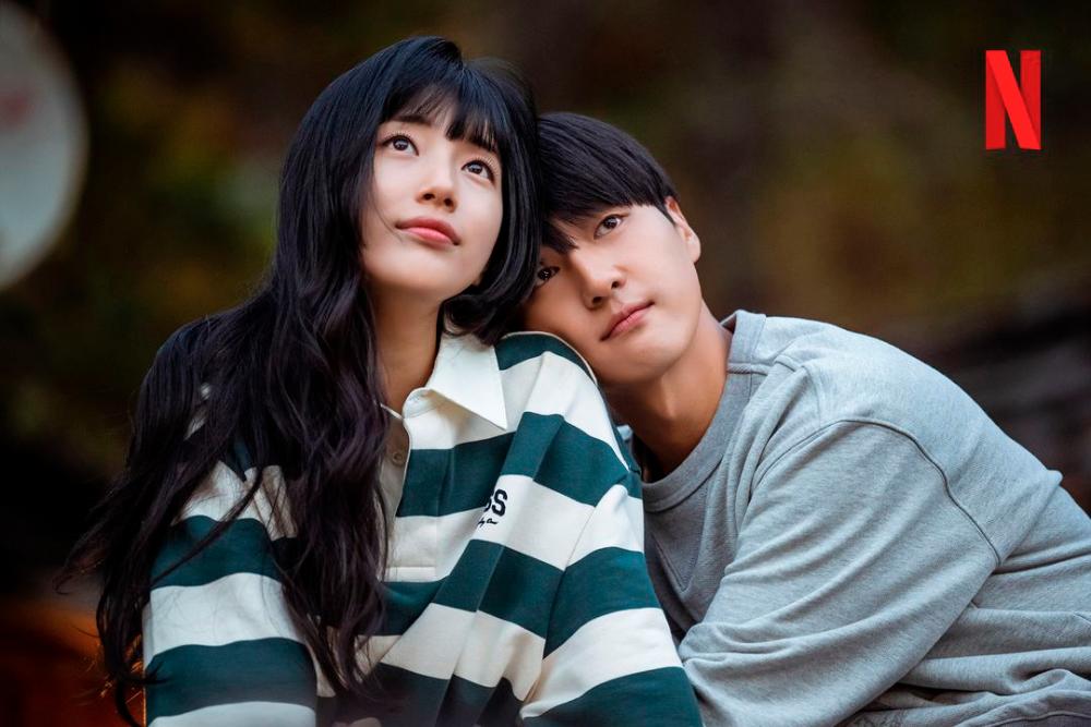 Suzy and Se-jong play the lead roles in Doona.