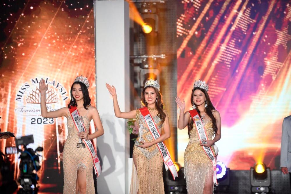 $!(From left) Shelyn Poh, Jen Cheang Shi Hui and Joanne Clare Deaves. – PICS BY MISS MALAYSIA TOURISM