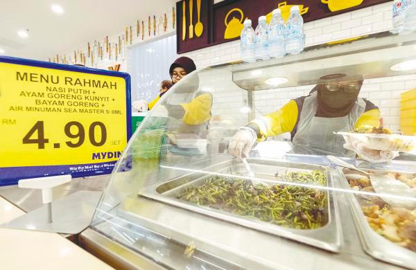 Azmi said businesses and community groups must collaborate in finding solutions to keep the Menu Rahmah meals affordable amid rising prices. – BERNAMApix