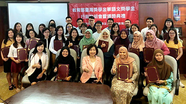 Scholarship recipients received their certificate from Anne Hung, Representative of Taipei Economic and Cultural Office (TECO) in Malaysia during the scholarship award presentation and briefing session held by TECO Malaysia in TECO office today