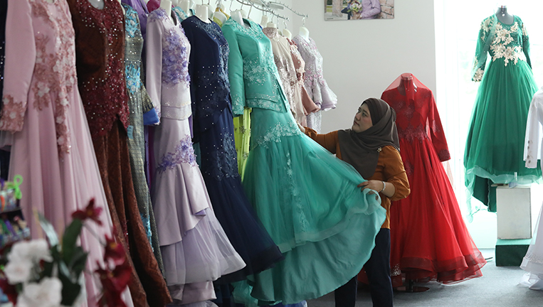 $!Wedding dress boutique owner Noryusmiza Yusop organising her gowns at her outlet in Bukit Mertajam yesterday. – MASRY CHE ANI/THE SUN