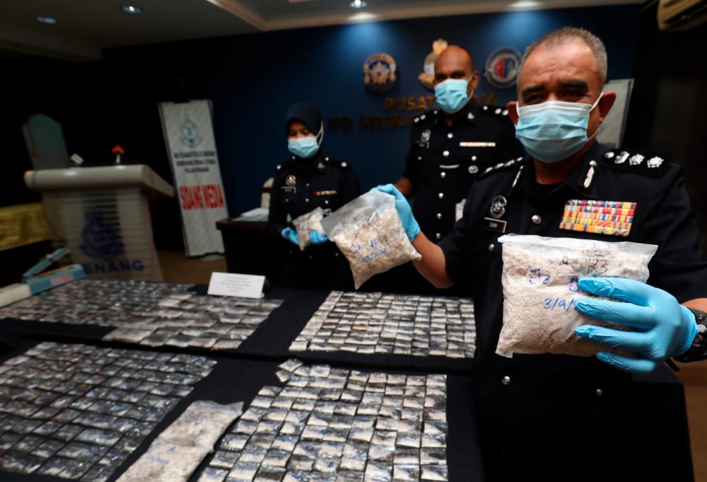 $!SEIZED NARCOTICS ... North Seberang Perai district police chief ACP Noorzainy Mohd Noor showing some of the drugs worth almost RM100,000 after police crippled a syndicate in Butterworth, Penang last week. – MASRY CHE ANI/THESUN