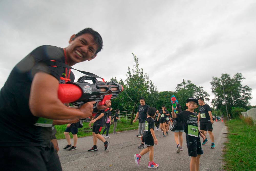 $!Participants enjoyed the drizzle of rain that fell during the run, which contributed to the impression of a wet run. –Hypergear Malaysia