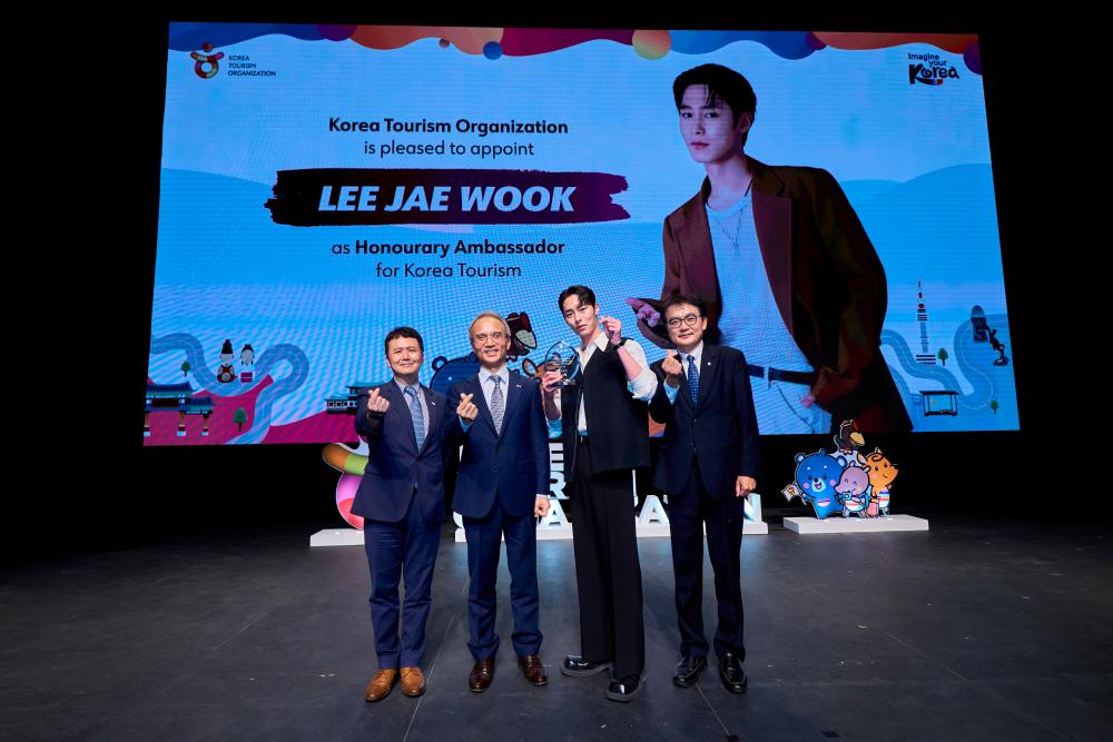 Lee Jae Wook accepting his appointment as Honorary Ambassador for the Korean Tourism Organization. – KOREA TOURISM ORGANISATION