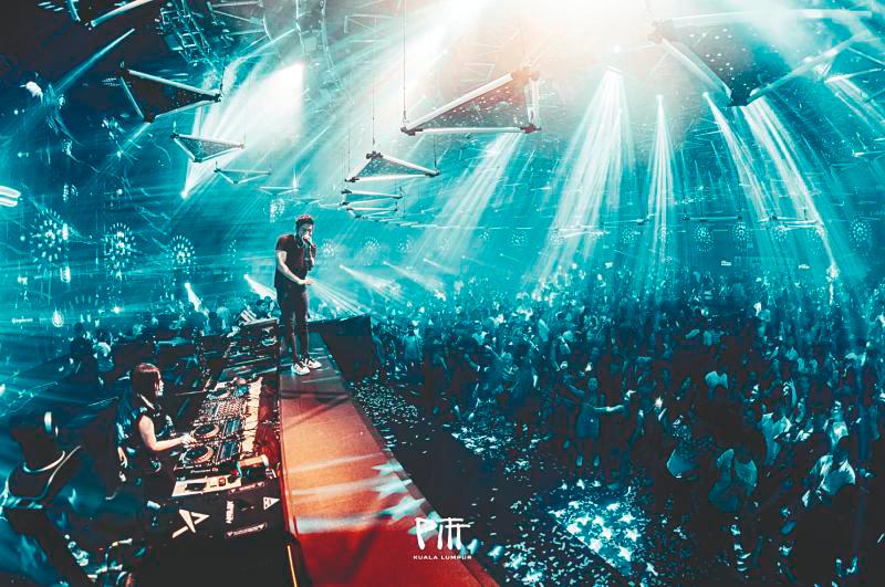 The DJ’s performance is nothing short of astonishing and exuberant. – PIX BY PITT $!The DJ’s performance is nothing short of astonishing and exuberant. – PIX BY PITT