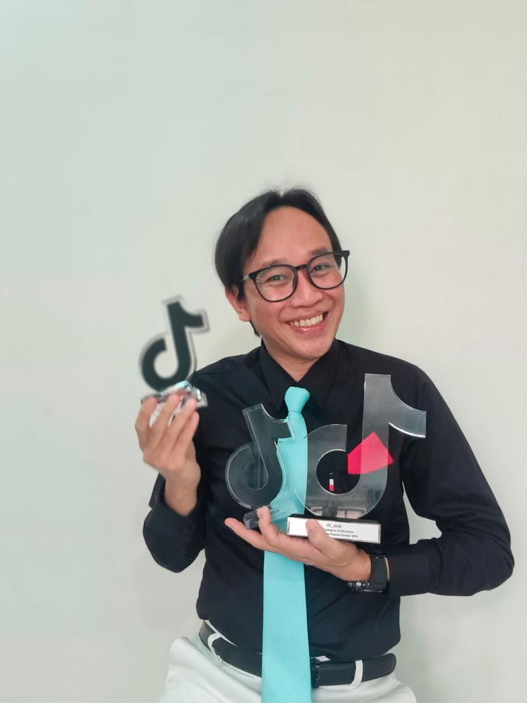 Winning the Best of Education award at the TikTok Awards Malaysia. $!Winning the Best of Education award at the TikTok Awards Malaysia.