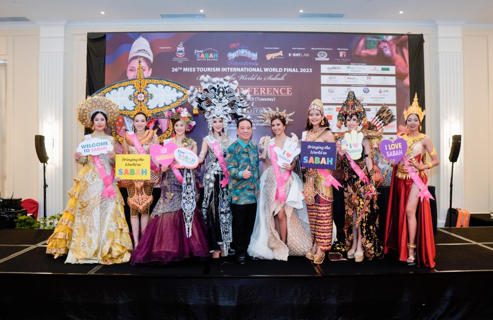 (Fifth from left) Ooi with the MTI 2023 pageants contestants. –MTI