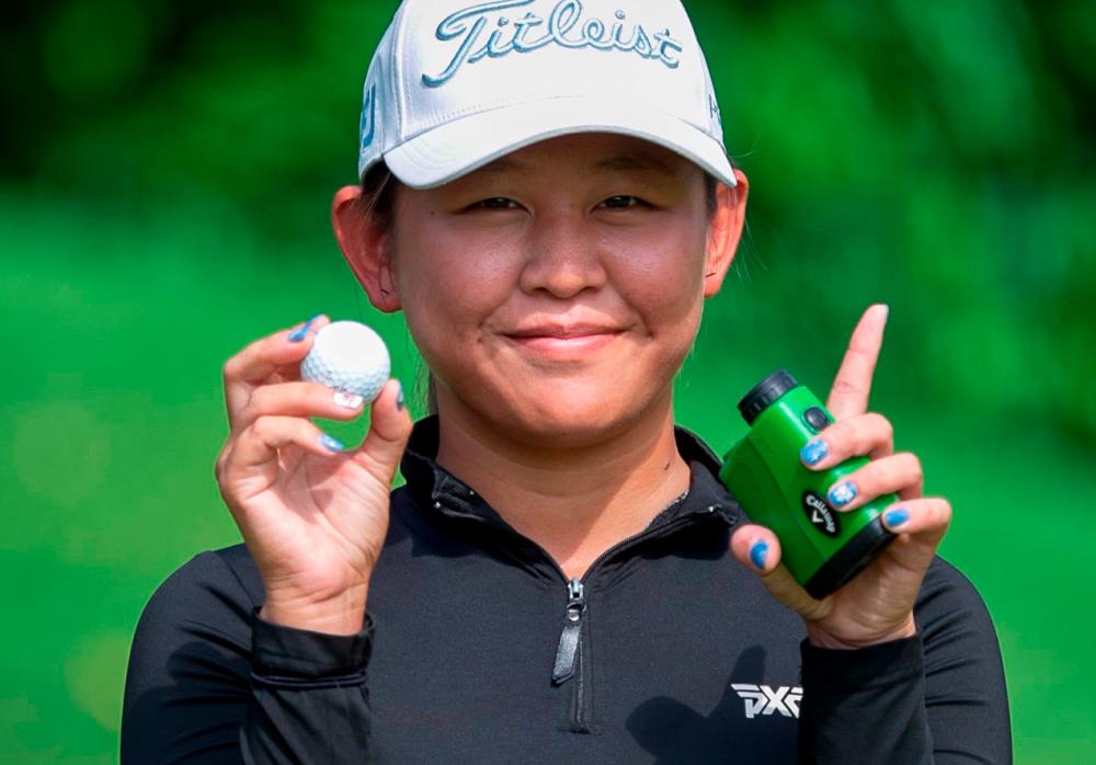 $!Hole-in-One achiever Pang Hee Jie after acing the 16th. – RANTAU/Toyota Tour