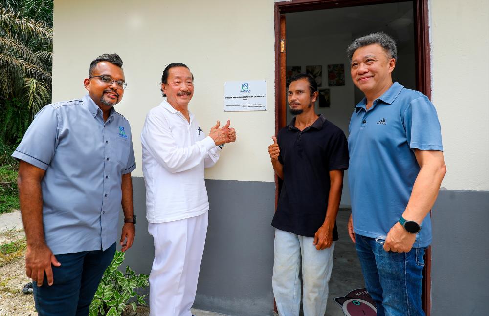 $!Tan, Nambee and Wong with new home owner Bah Tian. – AMIRUL SYAFIQ/THESUN