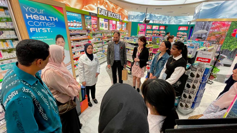 $!Photo: The winners visited Watsons store at The Exchange TRX, Kuala Lumpur for sharing session with Watsons’ health expert.