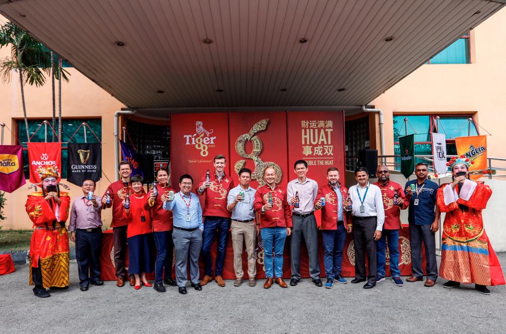 Roland (seventh from right) flanked by theSun managing editor Eddie Hoo (left) and theSun executive director Ching Chun Keat welcoming a year of ‘Double the Huat’ with the management teams from both Heineken Malaysia and theSun. – Ashraf Shamsul/theSun