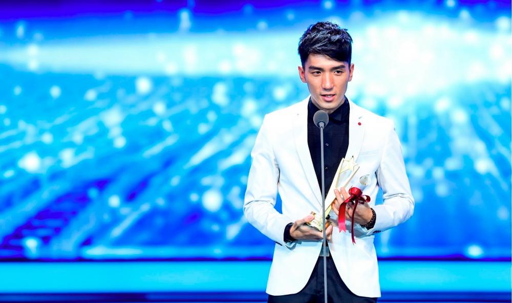 $!Yuan with his award at the 22nd Shanghai International Film Festival. – PICTURE COURTESY OF YUAN TENG