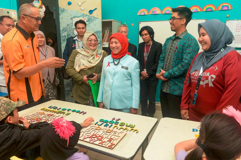 Datuk Seri Nancy Shukri together with Syakirin Presiden Persatuan Dyslexia Malaysia visited a class being taught when launching Dyslexia Awareness Month 2023 at the Malaysian Dyslexia Association (PDM) Jalan Ampang, Kuala Lumpur.//theSunpix