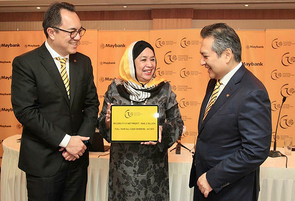 From left: Farid, Maybank chairman Datuk Mohaiyani Shamsudin and CFO Datuk Amirul Feisal Wan Zahir at the bank’s financial results briefing in Kuala Lumpur today.
