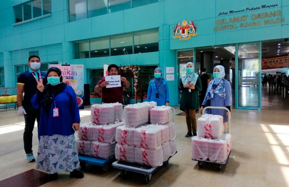 Kenny Rogers Roasters delivers 900 sets of wholesome Kenny’s Quarter Meals worth more than RM18,800 to the brave medical front-liners at Sungai Buloh Hospital under the Ministry of Health Malaysia (MOH).