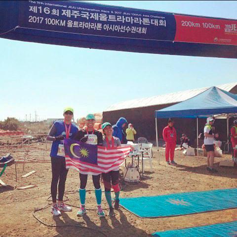$!Arief posing with the Jalur Gemilang at the 16th Jeju International Ultra Marathon in 2017.