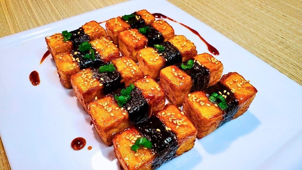 $!Tofu glazed with sweet teriyaki sauce, served with a side of steamed vegetables and rice. – PIC FROM YOUTUBE @EATSY