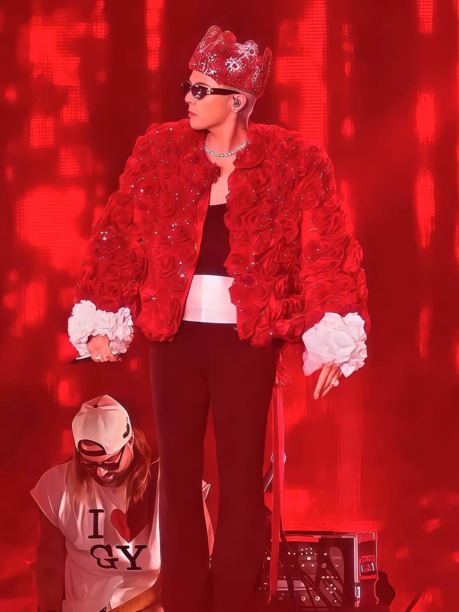 G-Dragon’s red rose applique jacket. — PIC FROM INSTAGRAM@WAITINGFORYOU_GD $!G-Dragon’s red rose applique jacket. — PIC FROM INSTAGRAM@WAITINGFORYOU_GD