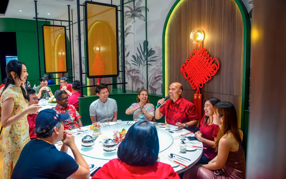 $!Mohd Azhan (centre, in red) having a meal with members of the media after the event launch.