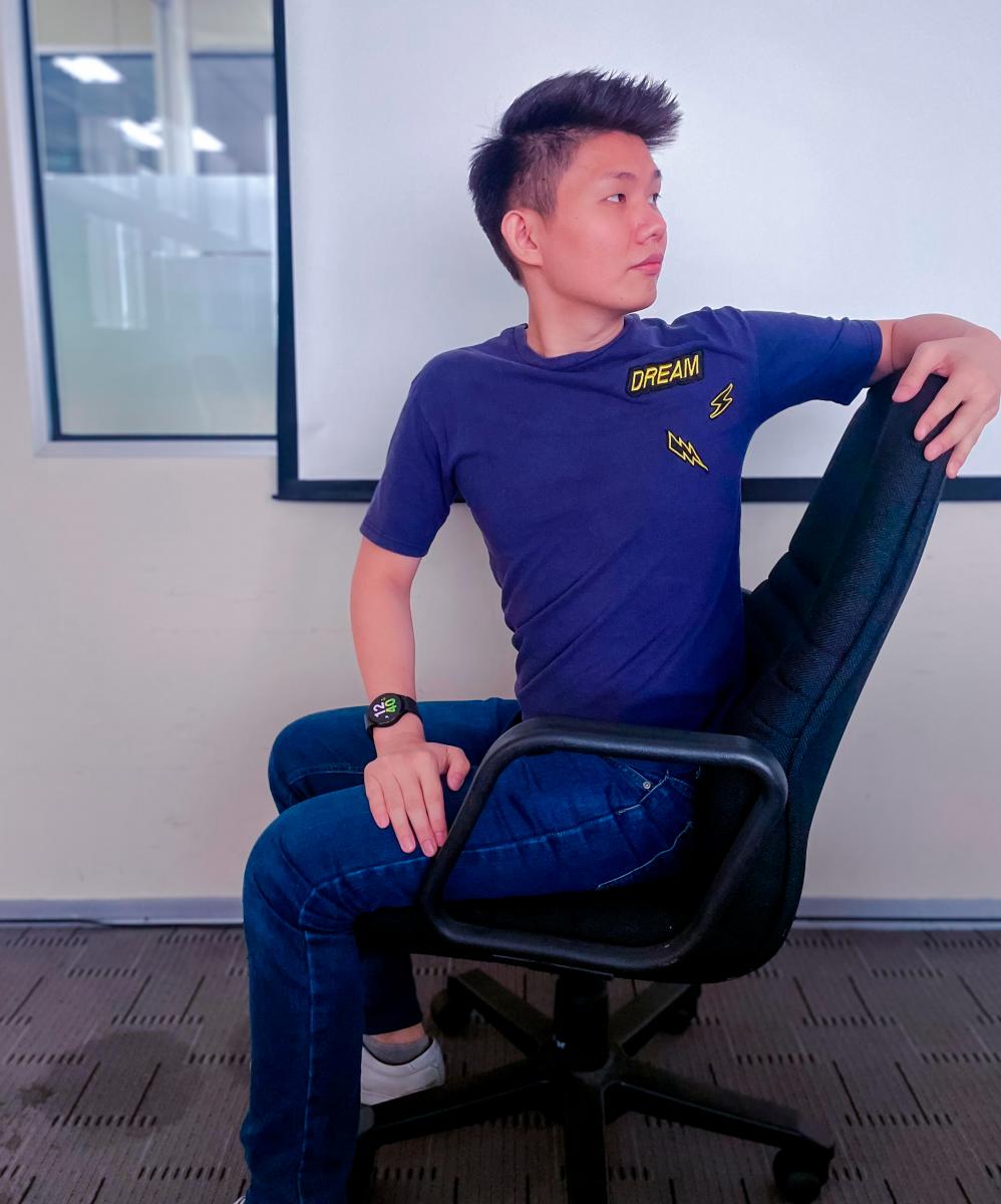 Seated torso twist promotes better spinal mobility. $!Seated torso twist promotes better spinal mobility.