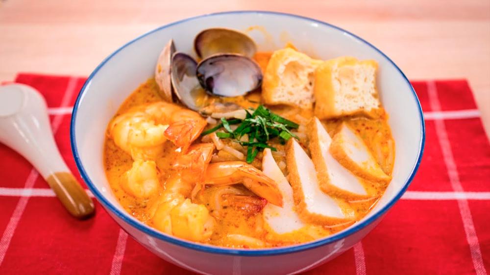 $!Laksa’s creamy and spicy profile makes it a favourite among noodle enthusiasts worldwide. – PIC FROM YOUTUBE @PAILIN’S KITCHEN