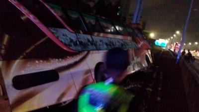 One dead and 18 injured in express bus crash on North-South Highway